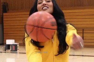 阿耶莎展示了她的花式篮球技巧，斯蒂芬尝试模仿失败...